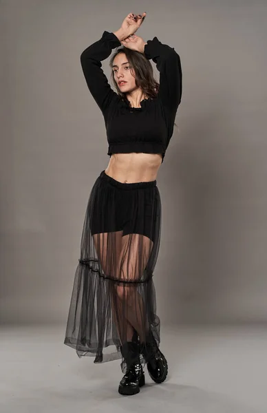Prachtige Glamour Model Meisje Gekleed Zwart Grijze Achtergrond — Stockfoto