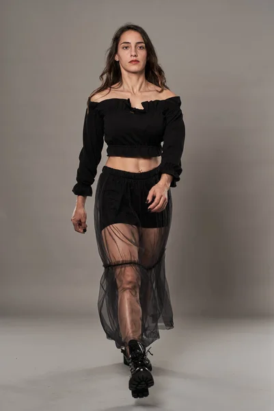 Prachtige Glamour Model Meisje Gekleed Zwart Grijze Achtergrond — Stockfoto