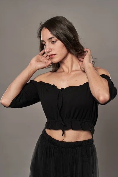 Precioso Glamour Modelo Chica Vestida Negro Sobre Fondo Gris — Foto de Stock