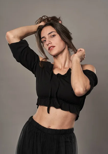 Gri Arka Planda Siyah Giyinmiş Göz Kamaştırıcı Model Kız — Stok fotoğraf