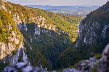 Sonbaharda uçurumları ve ormanları olan dağların havadan görünüşü