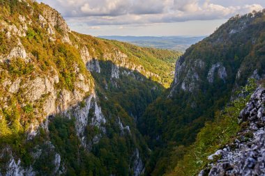 Sonbaharda uçurumları ve ormanları olan dağların havadan görünüşü