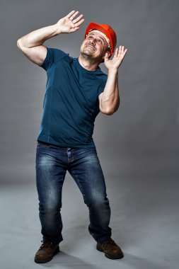 Mühendis kafasına bir şey düşmesinden korkuyor.