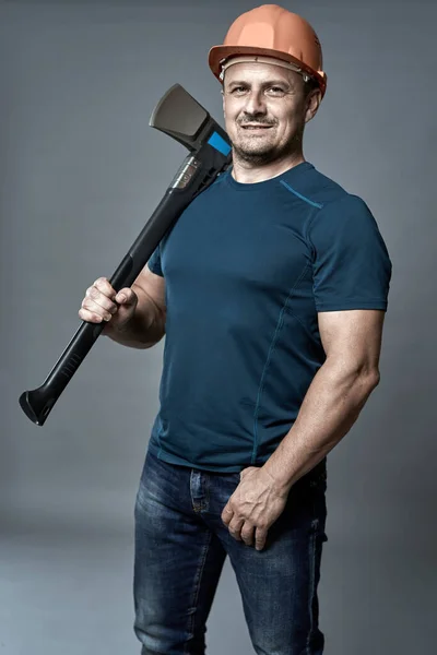 分割のための大きな斧を保持するハードハットにおける腰椎の肖像画 — ストック写真