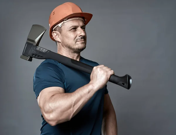 Portrait Lumberjack Hardhat Holding Big Axe Splitting — Stock Photo, Image