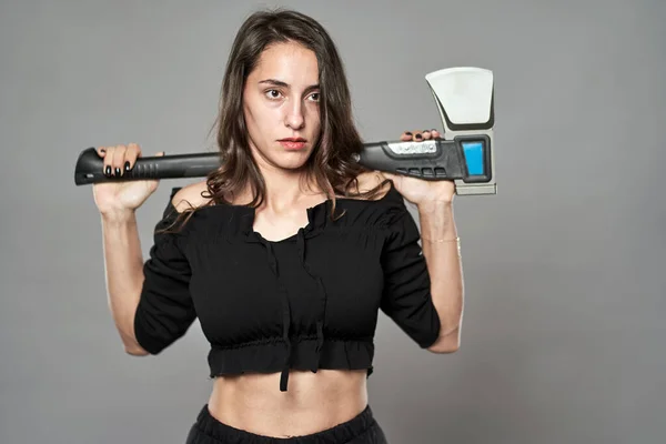 Ameaçador Mas Quente Mulher Segurando Grande Machado Fundo Cinza — Fotografia de Stock