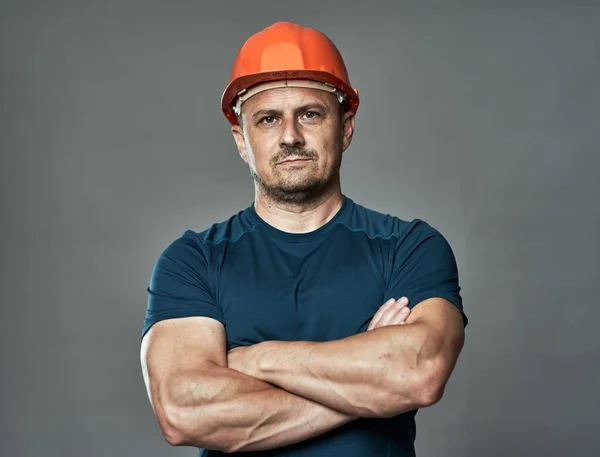 Inżynier Budowlany Shirt Hardhat Szarym Tle — Zdjęcie stockowe