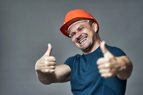 Ingeniero Sombrero Duro Haciendo Pulgares Hacia Arriba Signo —  Fotos de Stock