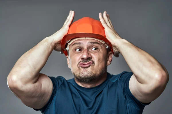 Εξαιρετικά Αγχωμένος Μηχανικός Hardhat Γκρι Φόντο — Φωτογραφία Αρχείου