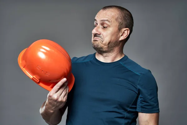 Engenheiro Verificando Qualidade Seu Novo Hardhat — Fotografia de Stock