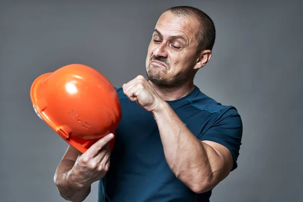 Engenheiro Verificando Qualidade Seu Novo Hardhat — Fotografia de Stock