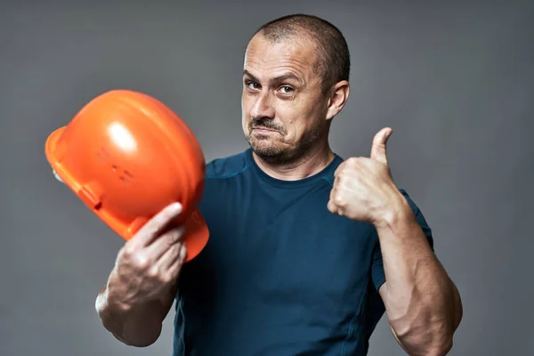 Ingenieur Controleert Kwaliteit Van Zijn Nieuwe Helm — Stockfoto