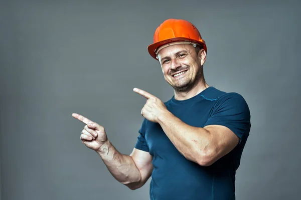 Engineer Hardhat Wijzend Naar Linkerkant Van Afbeelding — Stockfoto