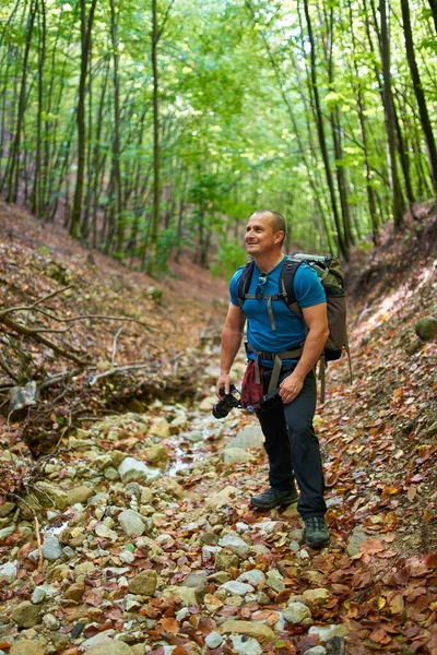 Profesjonalny Fotograf Przyrody Aparatem Fotograficznym Dużym Plecakiem Wędrówki Lasu — Zdjęcie stockowe