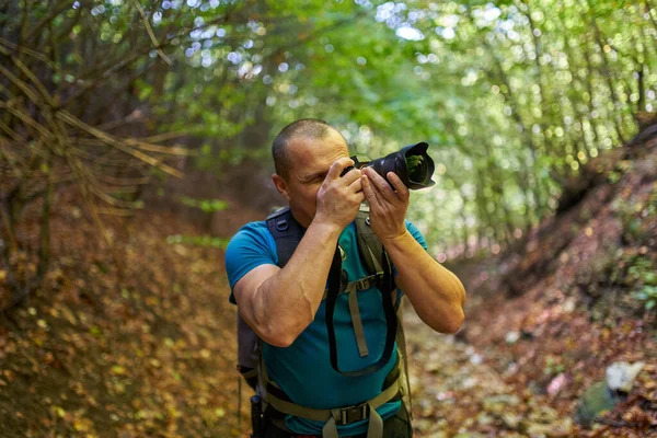 Επαγγελματίας Φωτογράφος Φύσης Κάμερα Και Μεγάλο Σακίδιο Πεζοπορίας Στο Δάσος — Φωτογραφία Αρχείου