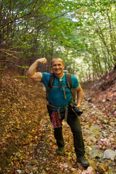 Professzionális Természetfotós Fényképezőgéppel Nagy Hátizsák Túrázás Erdőben — Stock Fotó