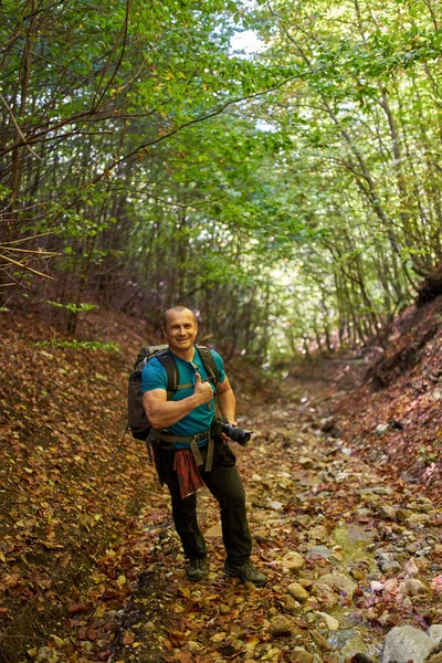 Professionele Natuurfotograaf Met Camera Grote Rugzak Wandelen Het Bos — Stockfoto