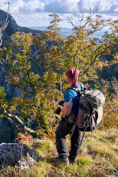 カメラと森の中に大きなバックパックのハイキングとプロの自然写真家 — ストック写真