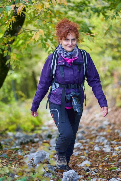 Backpacker Dame Wandert Auf Wanderweg Den Wald — Stockfoto