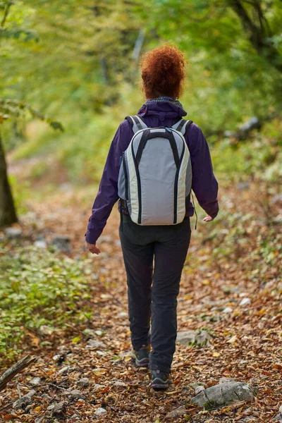 Backpacker Κυρία Πεζοπορία Στο Δάσος Ένα Μονοπάτι — Φωτογραφία Αρχείου