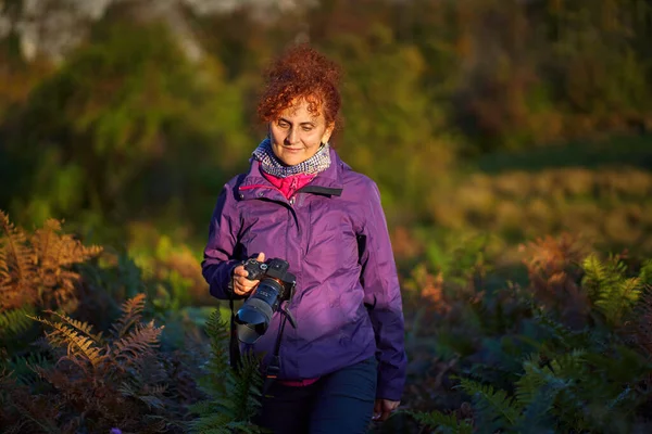 Fotografo Naturalistico Signora Con Macchina Fotografica Zaino Escursioni Nella Foresta — Foto Stock