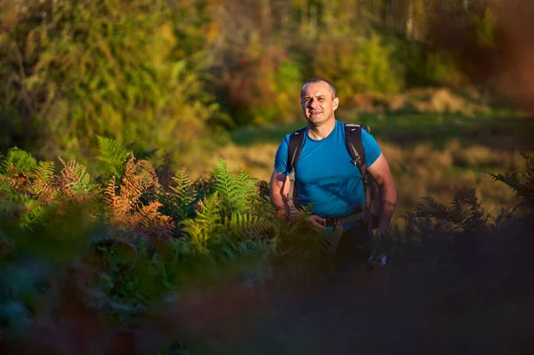 Profesjonalny Fotograf Przyrody Aparatem Fotograficznym Dużym Plecakiem Wędrówki Lasu — Zdjęcie stockowe