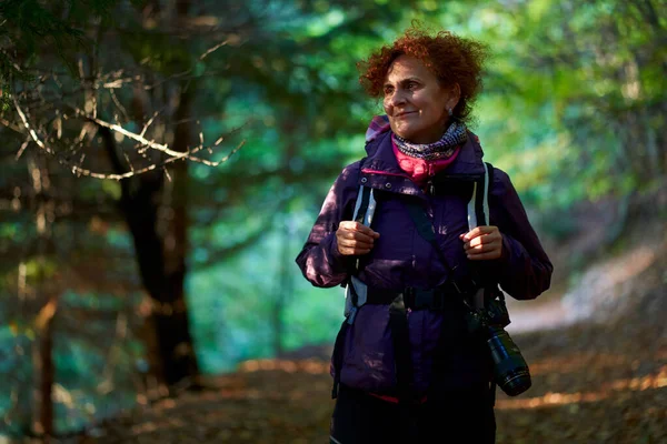 Příroda Fotograf Dáma Kamerou Batohem Pěší Turistiku Lesa — Stock fotografie