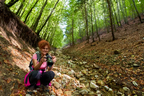 Vrouw Professionele Natuur Fotograaf Schieten Een Pad Het Bos — Stockfoto