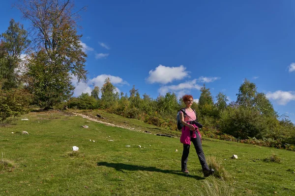 Backpacker Dame Wandert Auf Wanderweg Den Wald — Stockfoto