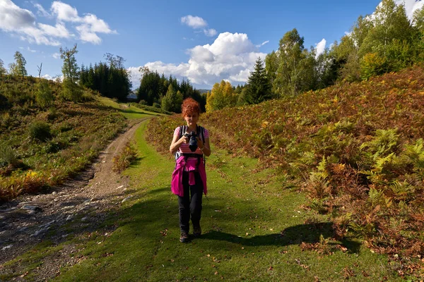 Backpacker Dame Wandert Auf Wanderweg Den Wald — Stockfoto