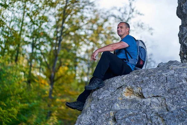 Vandrare Med Ryggsäck Kanten Klippa Bergen — Stockfoto