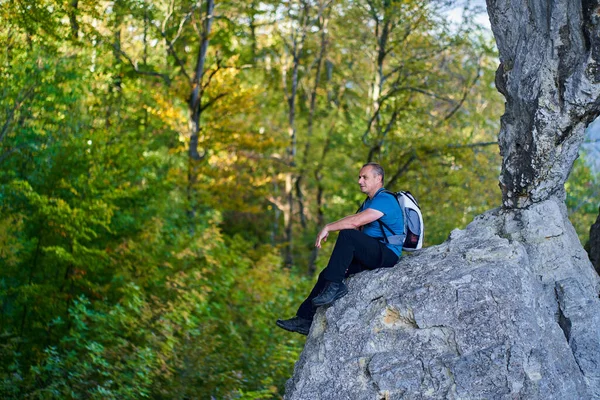 Hiker Backpack Edge Cliff Mountains — Stock Photo, Image