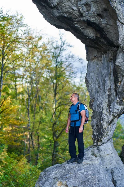 Пішохід Рюкзаком Краю Скелі Горах — стокове фото