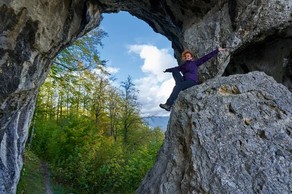 Női Túrázó Áll Szélén Egy Szikla Egy Doline — Stock Fotó