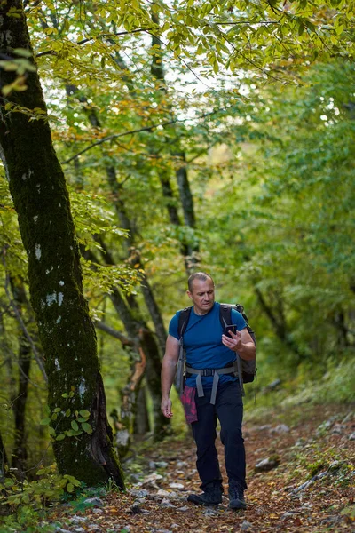 Randonneur Essayant Obtenir Signal Gps Son Téléphone Pour Continuer Randonnée — Photo