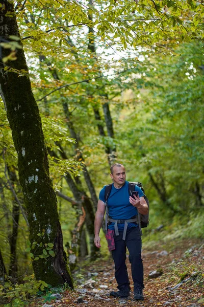 Wandelaar Probeert Gps Signaal Naar Zijn Telefoon Krijgen Verder Wandelen — Stockfoto