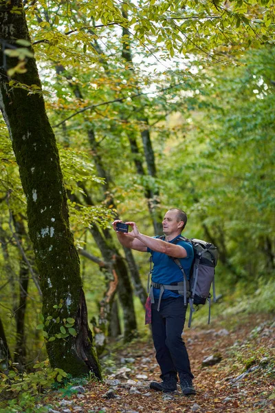 Человек Рюкзаком Делает Селфи Время Прогулки Лесу — стоковое фото