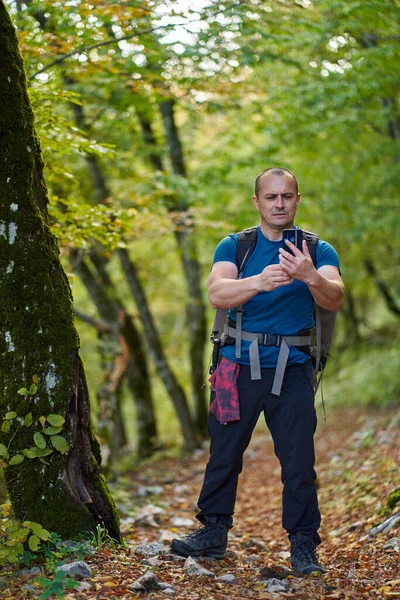 Vandrare Försöker Gps Signal Till Sin Telefon För Att Fortsätta — Stockfoto