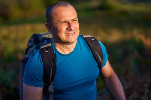 Uomo Attivo Con Zaino Escursioni Nella Natura Selvaggia Tramonto — Foto Stock