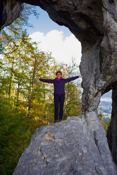 Donna Escursionista Piedi Sul Bordo Una Scogliera Una Dolina — Foto Stock