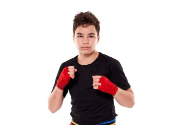 Genç kickboksçu, gölge boksu eğitimi alıyor, beyaz arka planda izole edilmiş.