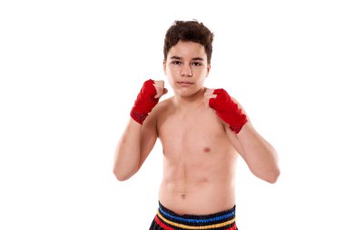 Genç kickboksçu, gölge boksu eğitimi alıyor, beyaz arka planda izole edilmiş.