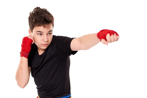 Joven Kickboxer Entrenamiento Sombra Boxeo Aislado Sobre Fondo Blanco — Foto de Stock