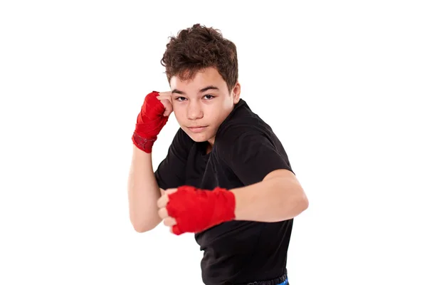 Joven Kickboxer Entrenamiento Sombra Boxeo Aislado Sobre Fondo Blanco — Foto de Stock