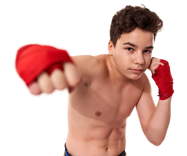 Joven Kickboxer Entrenamiento Sombra Boxeo Aislado Sobre Fondo Blanco — Foto de Stock