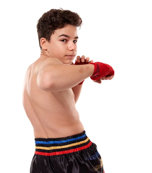 Joven Kickboxer Entrenamiento Sombra Boxeo Aislado Sobre Fondo Blanco — Foto de Stock