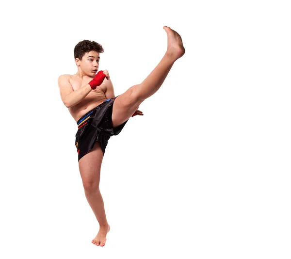 若いキックボクサートレーニング影ボクシング 白い背景に隔離された — ストック写真