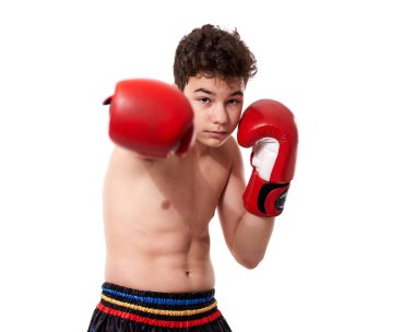 Kırmızı eldivenli genç boksör beyaz arka planda çeşitli vurgunlar yapıyor.