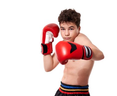 Kırmızı eldivenli genç boksör beyaz arka planda çeşitli vurgunlar yapıyor.