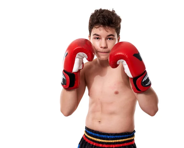 Jovem Lutador Kickboxing Luvas Vermelhas Com Várias Greves Posando Fundo — Fotografia de Stock